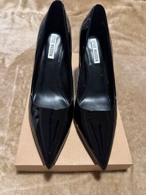 Steve Madden Black Patent Pointed Pumps